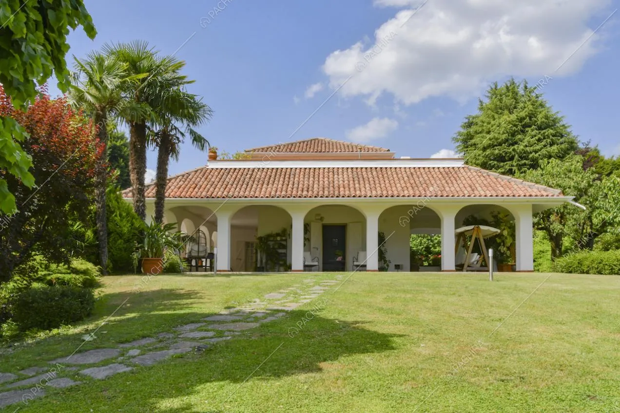 Accesso alla villa tramite vialetto in lastre di pietra