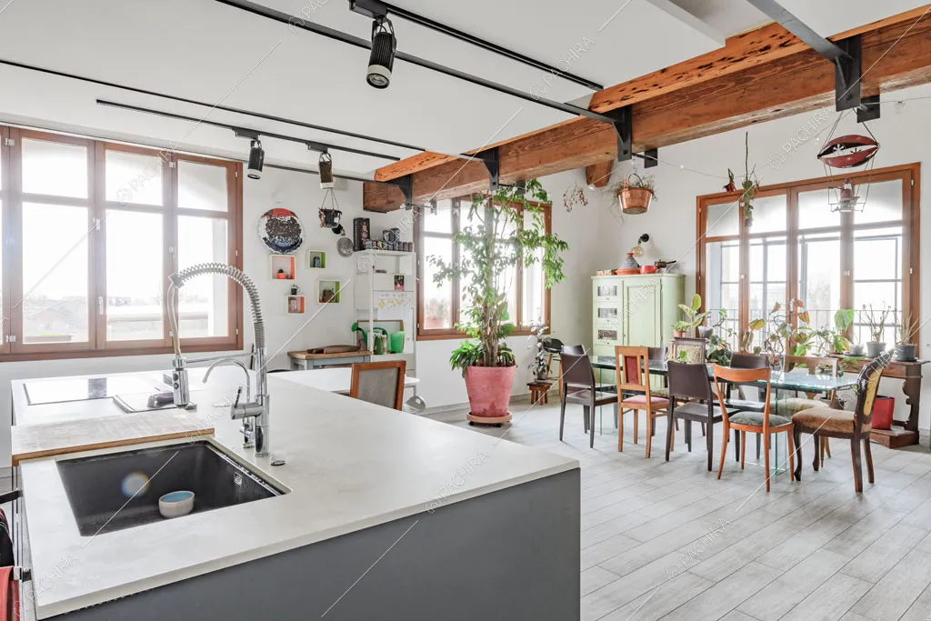 Isola con fornelli a induzione nella cucina del loft Ostro, location in stile contemporaneo a Milano