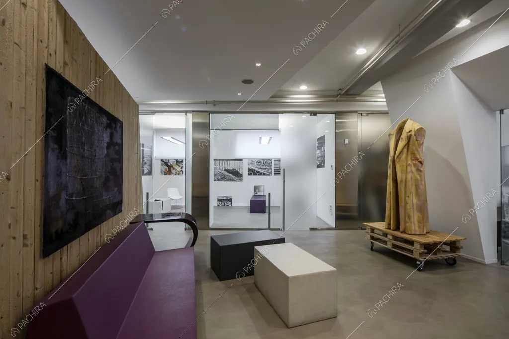 Atrio con parete in legno dell'ufficio Buglossa, location in stile contemporaneo a Roma