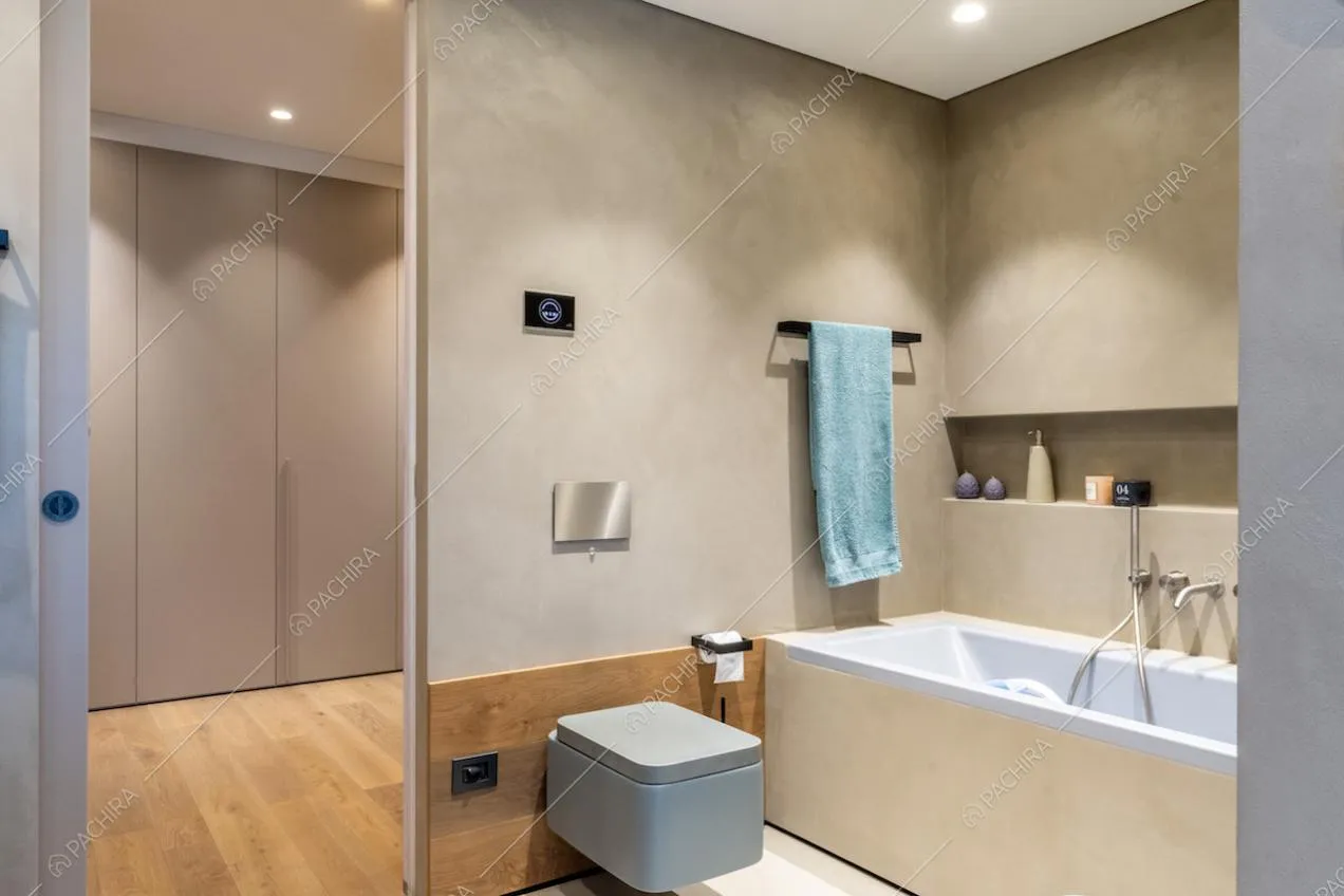 Dal bagno con ampio lavandino vista sul corridoio con pavimento in parquet