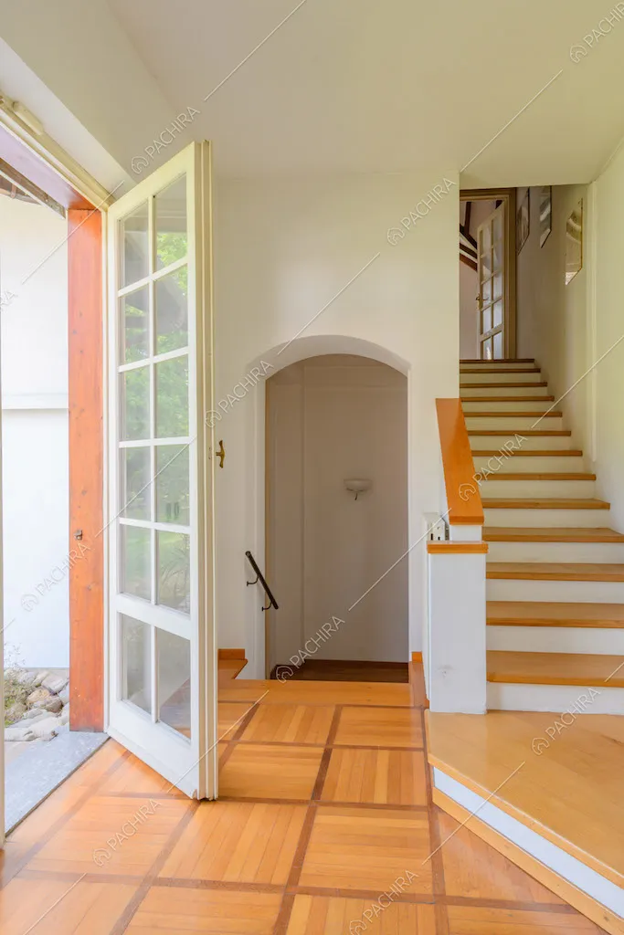 Pavimento in parquet nell'atrio con porta-finestra e vista sulle scale