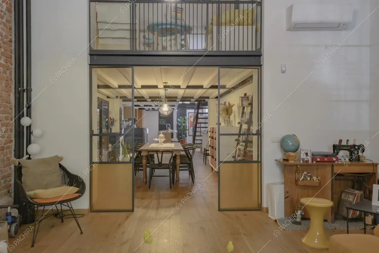 Zona giorno open space in stile industriale