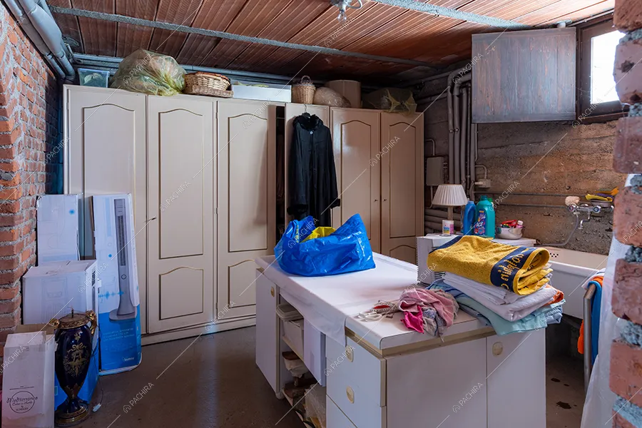 Cabina armadio della villa Realgar, location in stile country a Milano