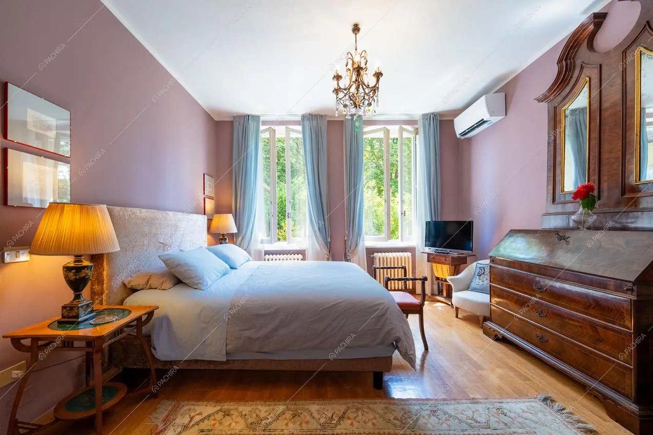 Camera da letto della villa Gombo, location in stile moderno a Firenze