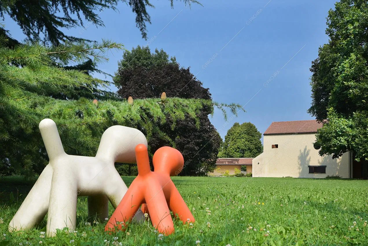 Oggetti di design nel giardino della Location Virginia