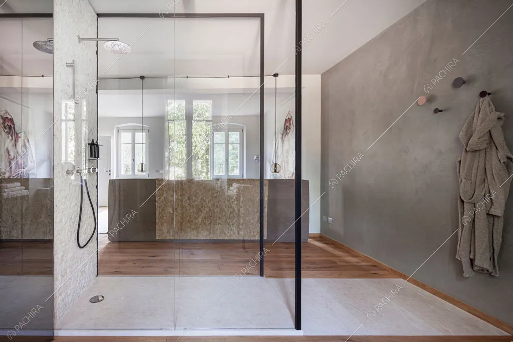 Ampio box doccia nel bagno della villa Ghibli, location in stile contemporaneo a Verona