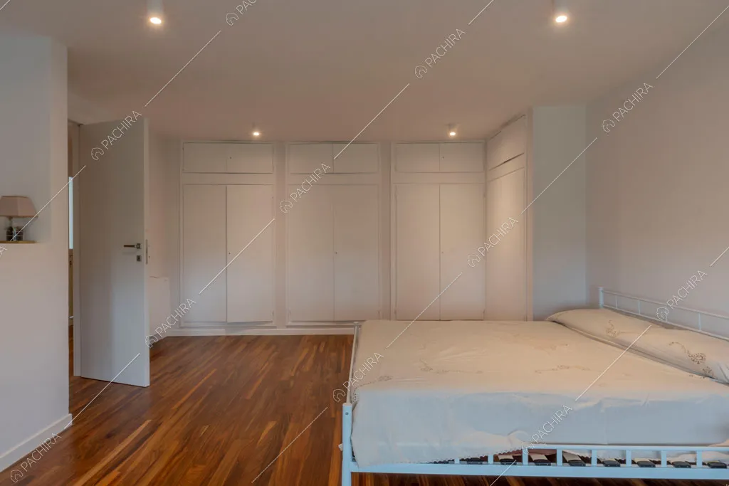 Camera da letto con armadio a muro della villa Murray, location in stile contemporaneo a Roma