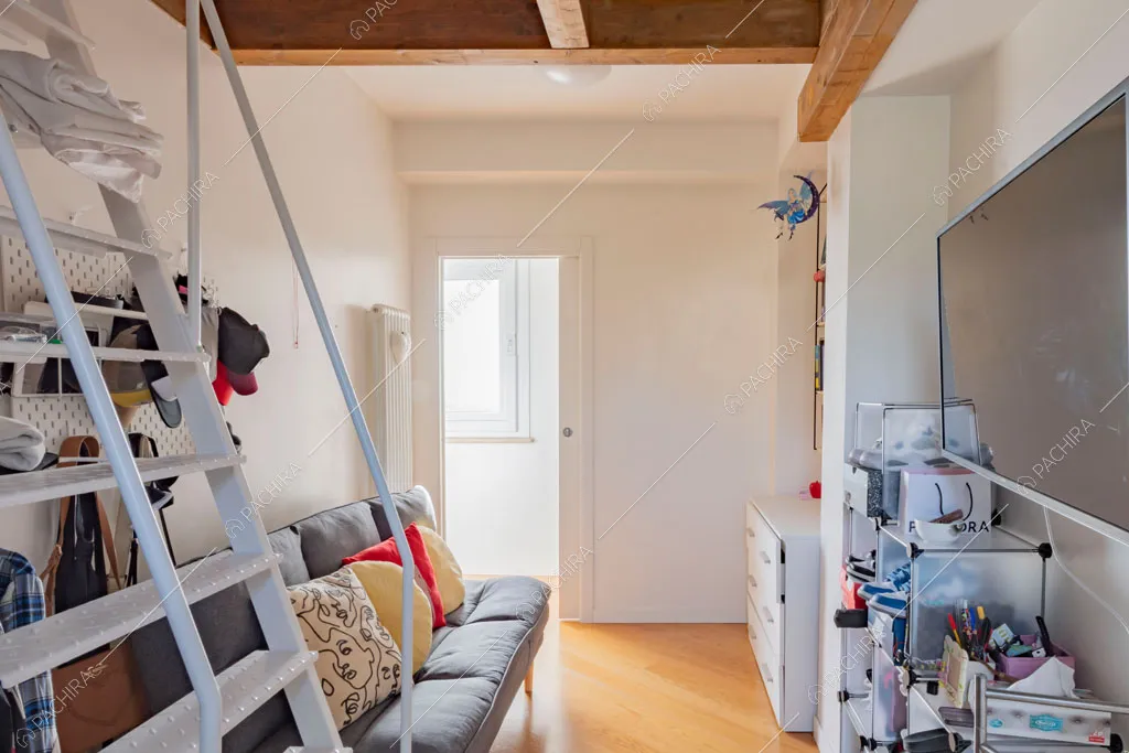 Camera con pareti bianche della villa Matico, location in stile contemporaneo a Roma