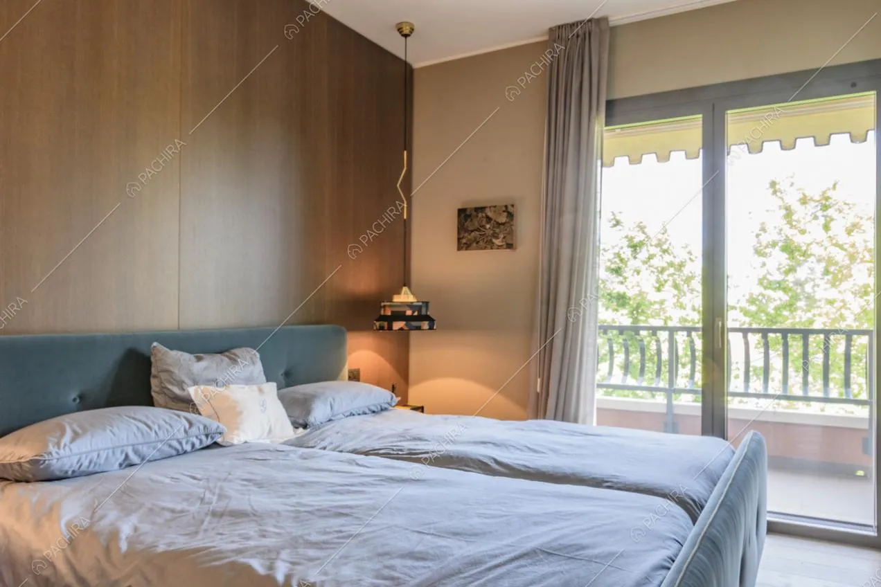 Camera da letto matrimoniale con grande porta finestra e terrazza