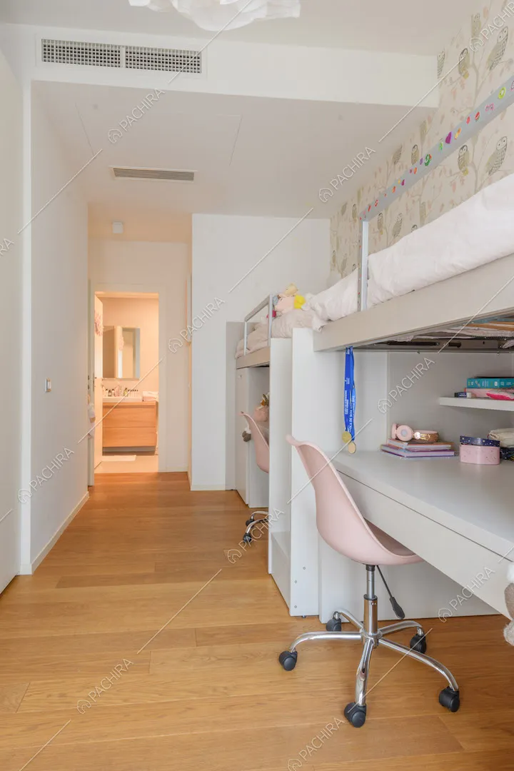 Luminosa camera da letto dei bambini con pavimento in parquet e carta da parati