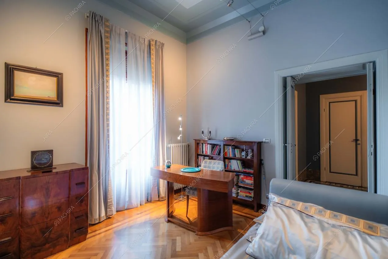 Camera da letto della villa Adamite, location in stile classico a Savona
