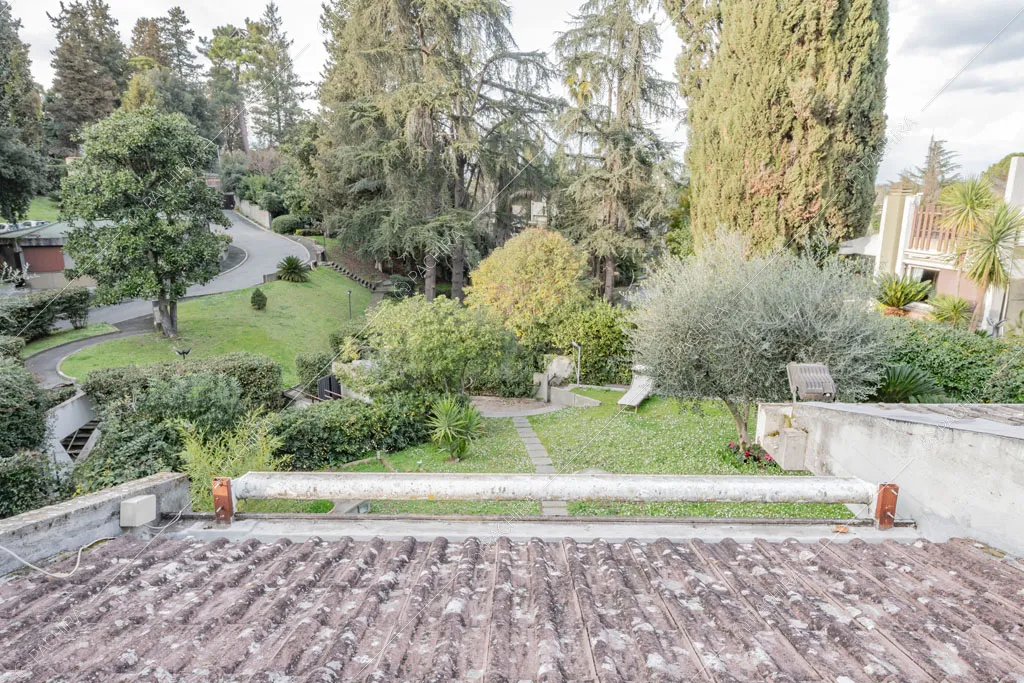 Vista sul giardino privato della villa China, location in stile contemporaneo a Roma
