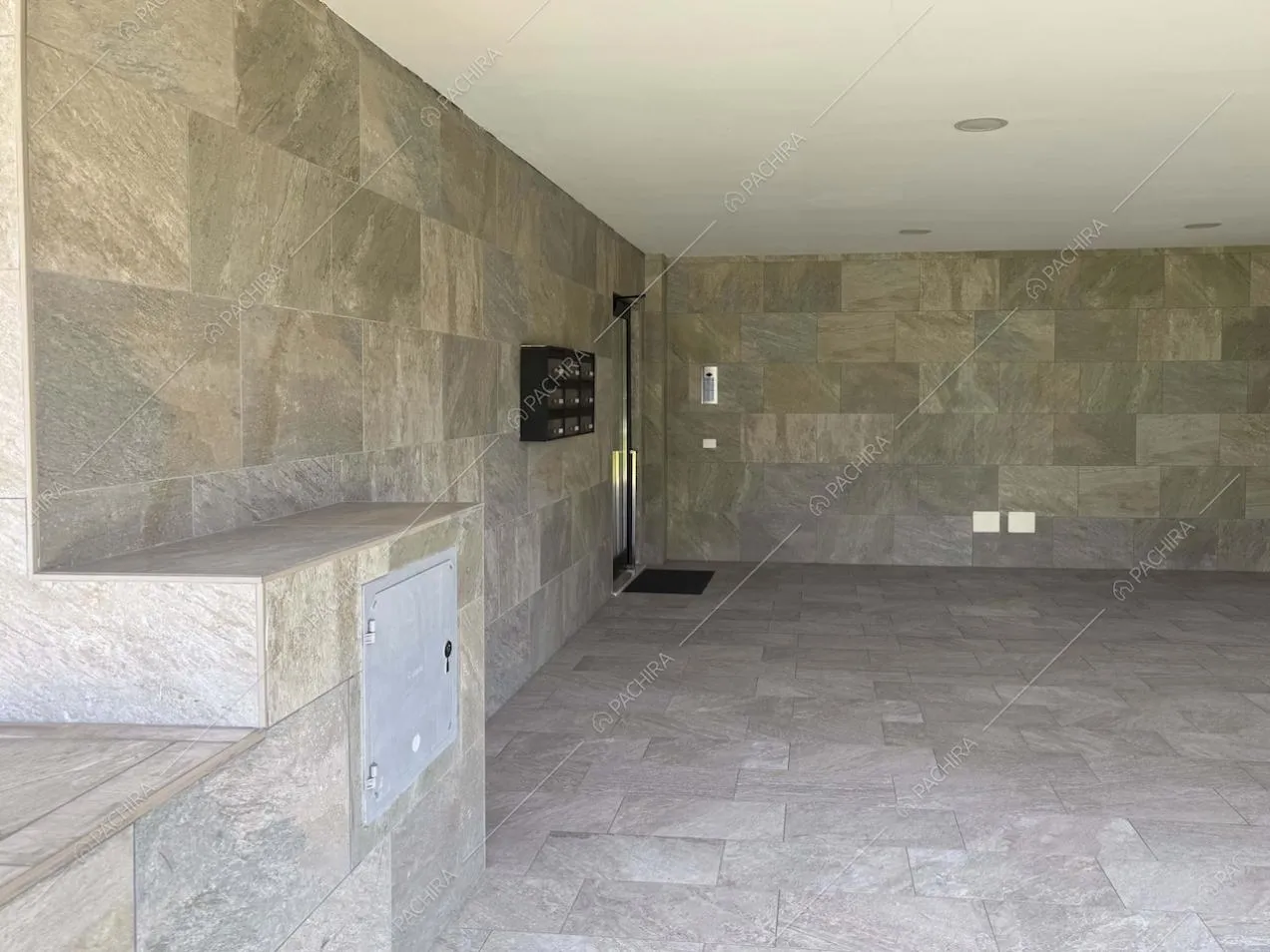 Ingresso dell'appartamento Gesso, location in stile contemporaneo a Milano