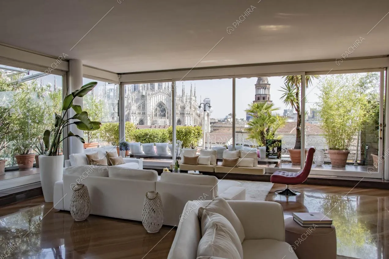 Arredamento di design nella zona living con divani bianchi e pavimento in parquet