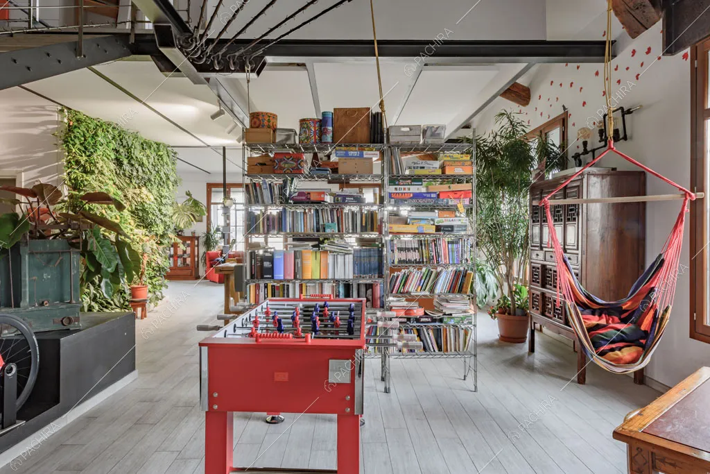 Libreria nella sala del loft Ostro, location in stile contemporaneo a Milano