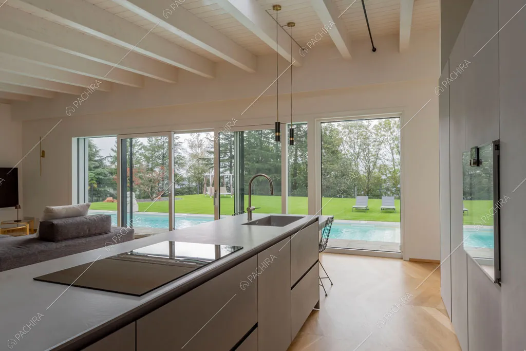 Cucina a isola della villa Amazonite, location in stile contemporaneo a Varese