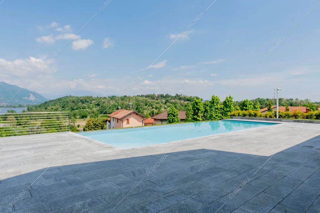 Piscina della villa Coral, location in stile contemporaneo a Como