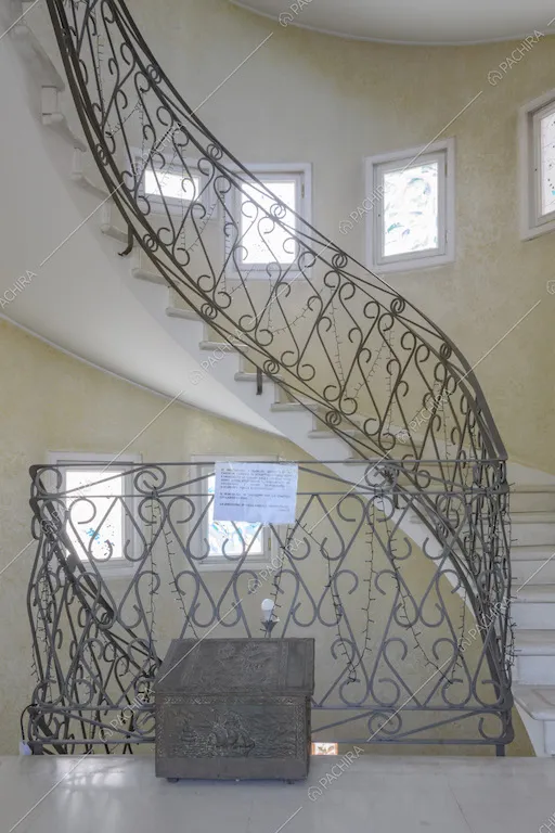 Ringhiera in ferro decorata e scale