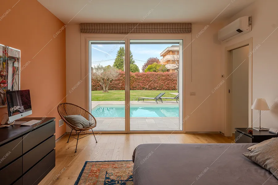 Camera da letto della villa Daintree, location in stile moderno a Varese