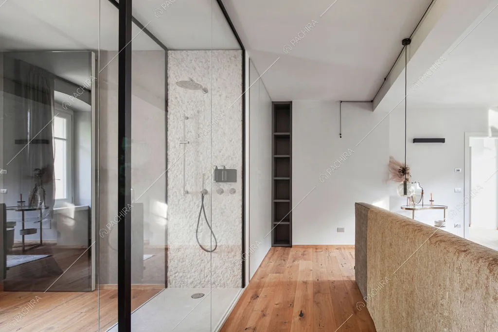Vista sul bagno della villa Ghibli, location in stile contemporaneo a Verona