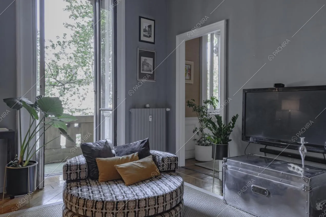 Pareti color grigio chiaro e piccolo balcone per il soggiorno