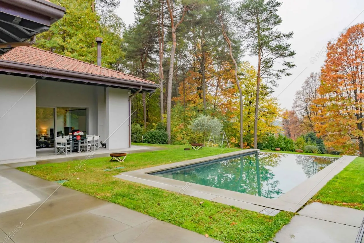 Vista sulla veranda con tavolo da pranzo e sedie e sulla piscina