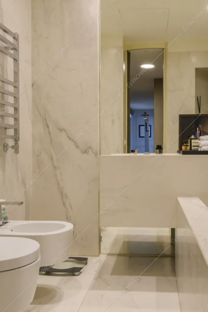 Pareti in marmo chiaro nel bagno