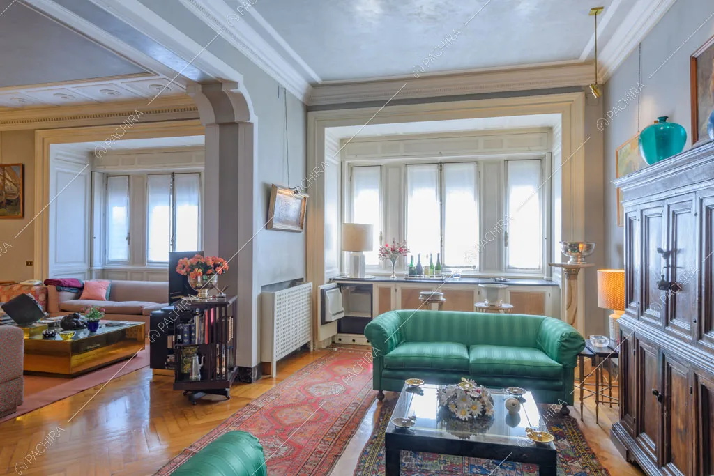 Pareti grigie del salotto dell'appartamento Agazzino, location in stile classico a Milano