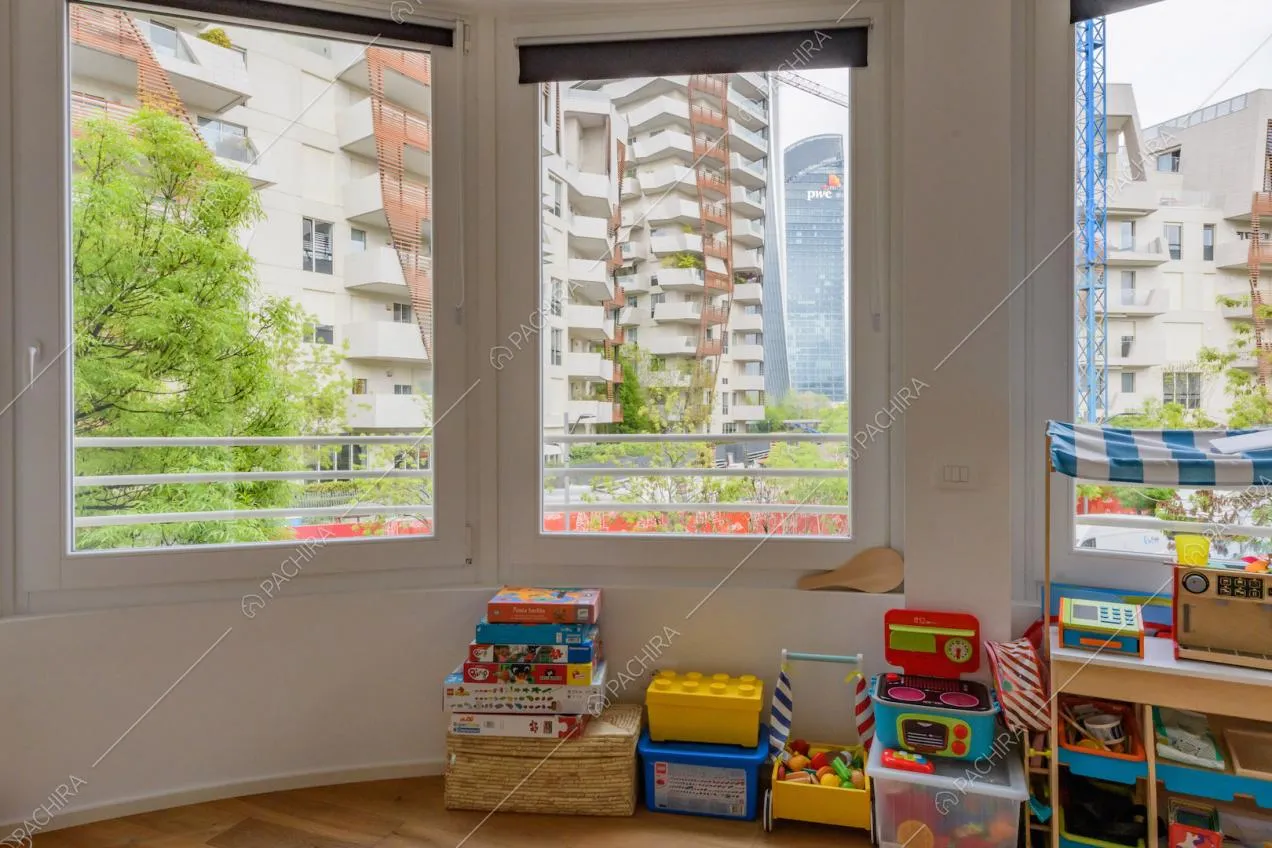 Dalla camera da letto dei bambini con pavimento in parquet vista sullo skyline