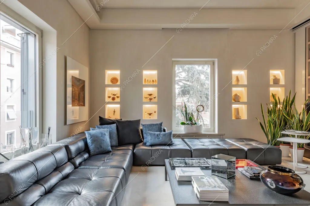 Zona living con ampie vetrate dell'appartamento Kamala, location in stile contemporaneo a Roma