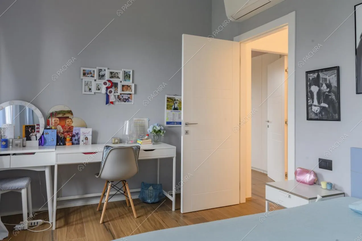 Scrivania bianca con sedia di design e postazione trucco
