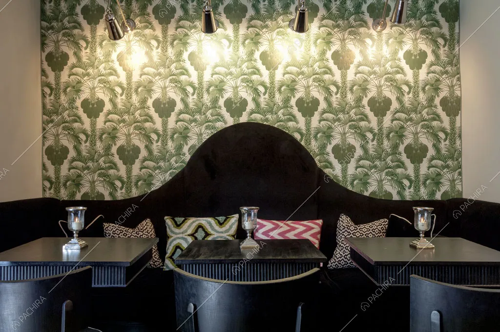 Tavolini neri e carta da parati nell'hotel McKinley, location in stile classico a Firenze