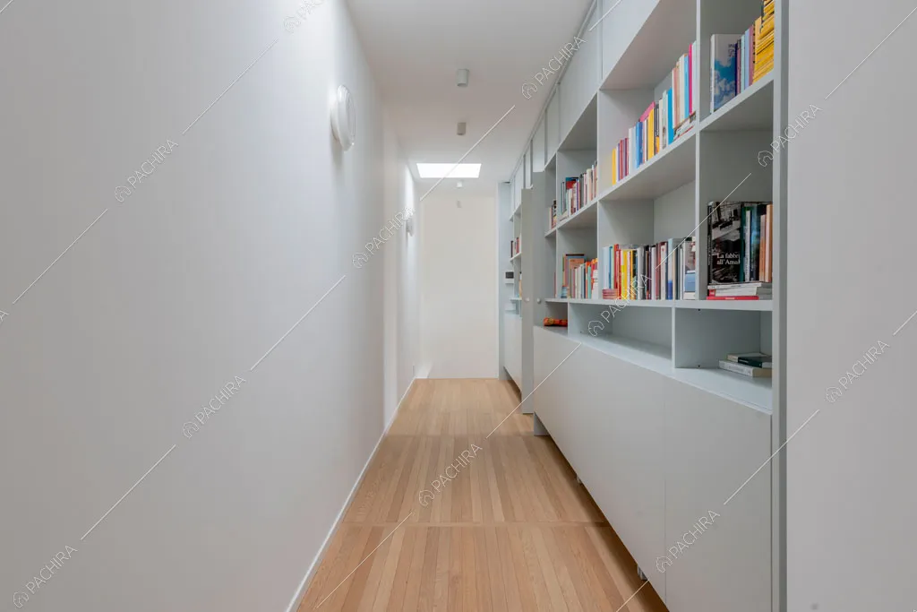 Corridoio del loft Tigri, location in stile contemporaneo a Milano