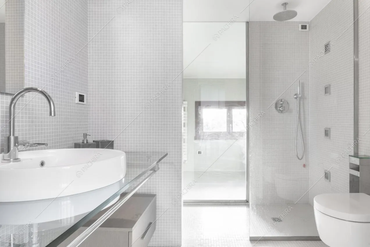 Piastrelle a mosaico sulle pareti del bagno e della doccia