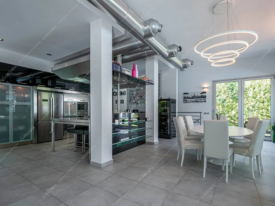 Zona living della villa Moonstone, location in stile moderno a Milano
