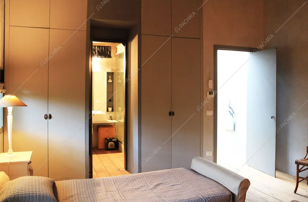 Camera da letto della villa Giba, location in stile moderno a Latina