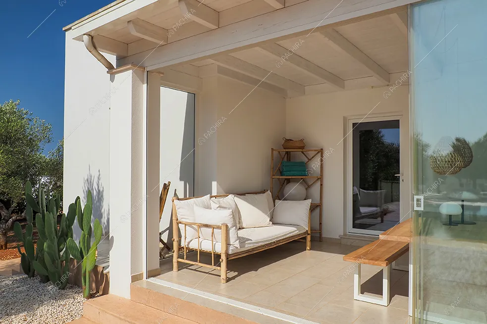 Veranda della villa Iolite, location in stile minimal a Brindisi