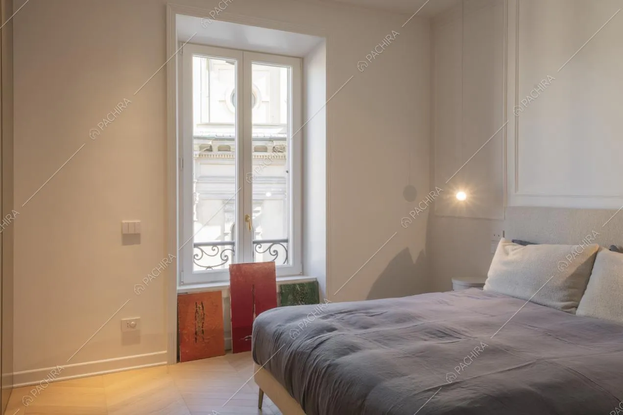 Camera da letto con boiserie alle pareti