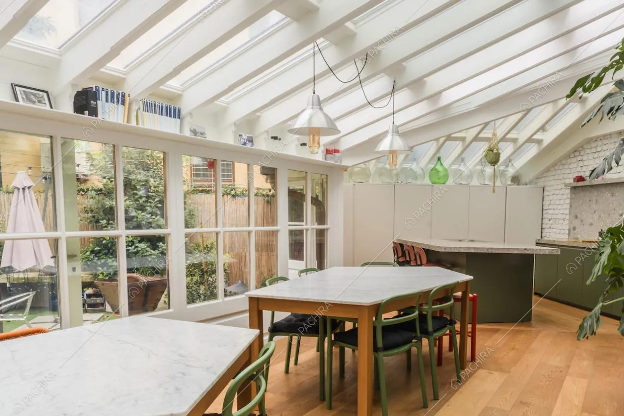 Sala da pranzo e cucina con pavimento in parquet e tetto in vetro