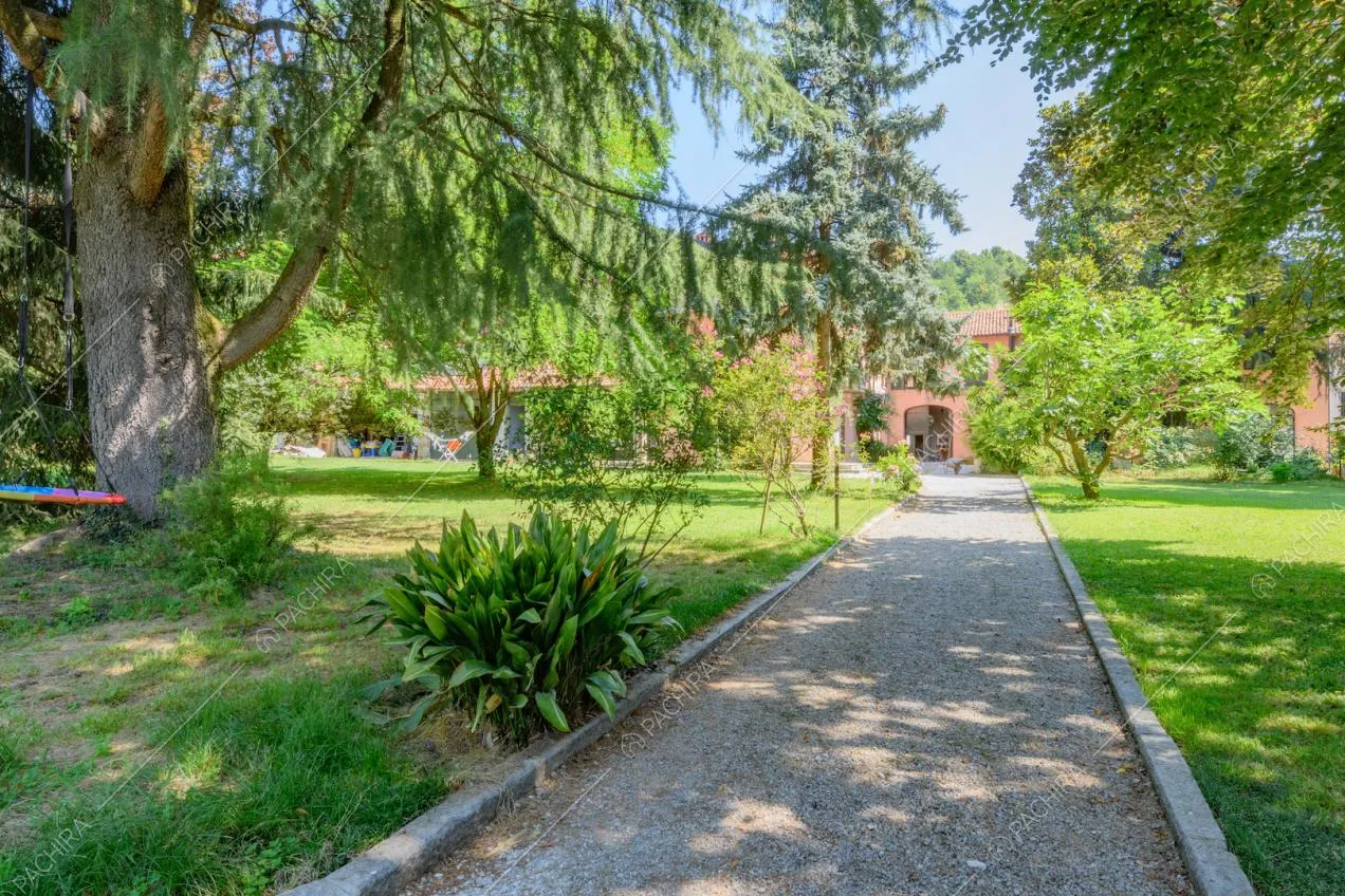 Dal vialetto nel giardino vista sugli esterni della location