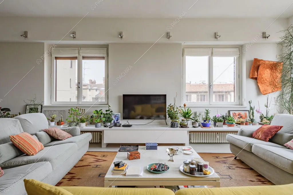 Pareti grigie nella sala dell'appartamento Beryl, location in stile contemporaneo a Milano