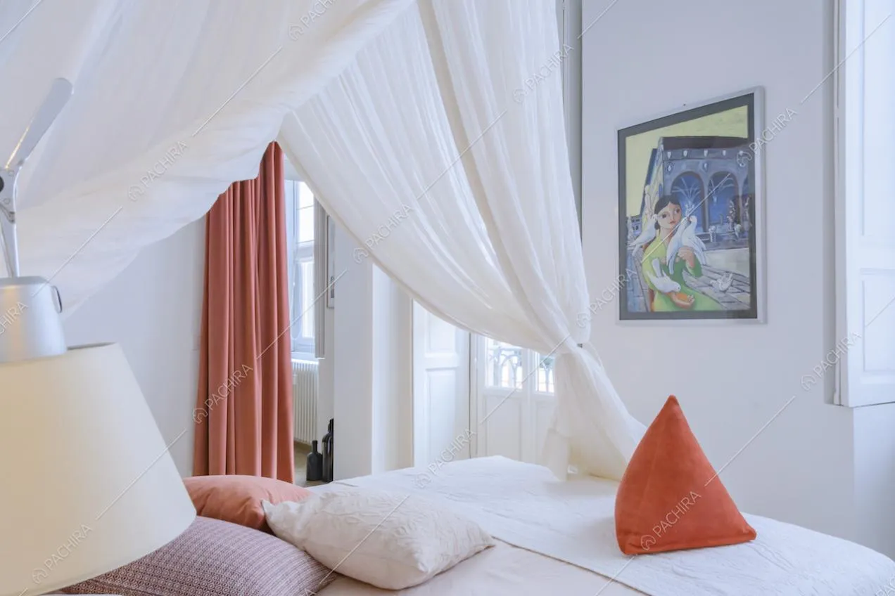 Letto matrimoniale a baldacchino bianco