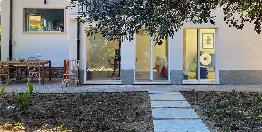 Esterni della villa Storace, location in stile moderno a Lucca