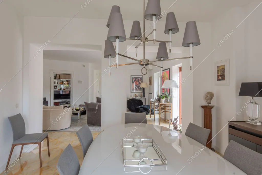 Sala da pranzo dell'appartamento Mizuna, location in stile contemporaneo a Roma