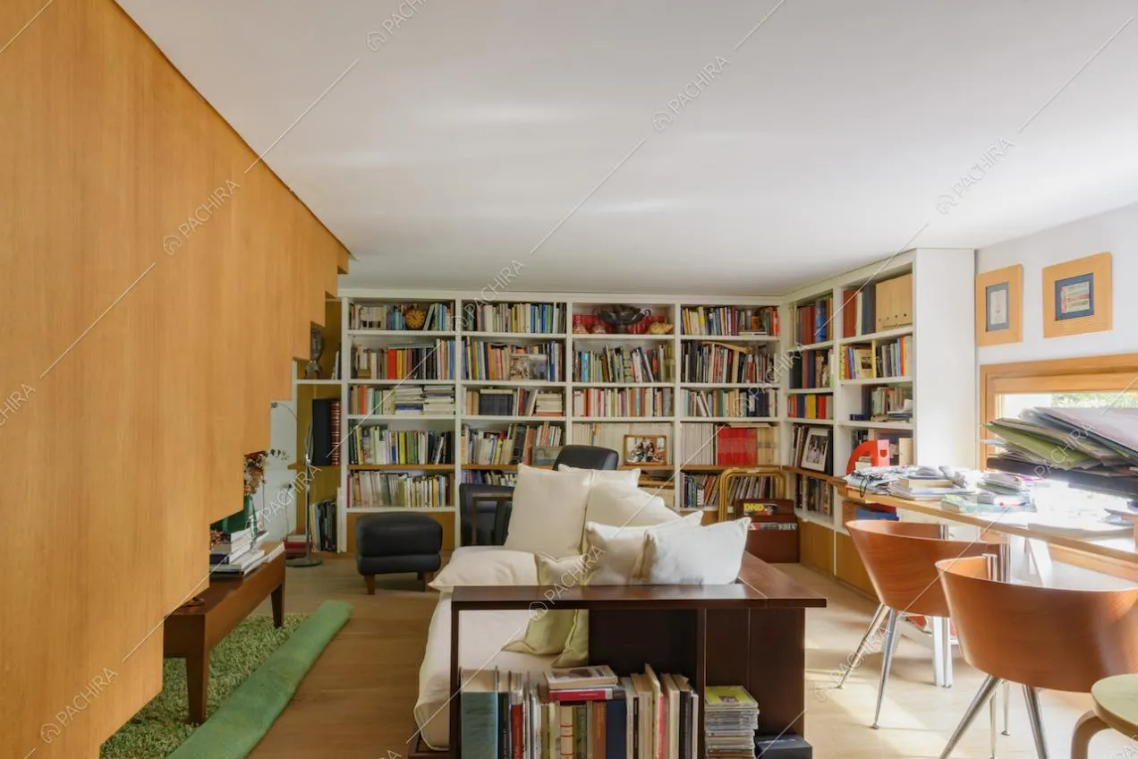 Grande libreria ad angolo lungo la parete del salotto