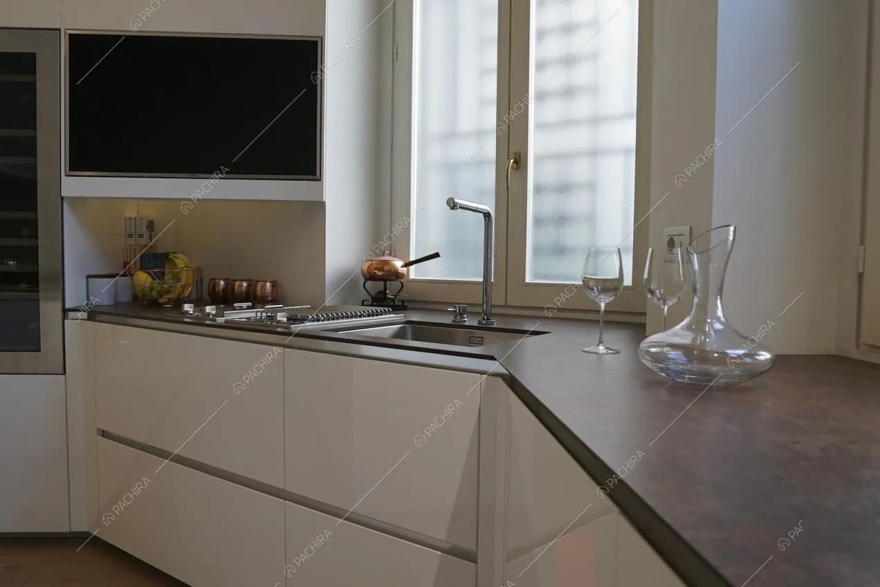 Dettaglio della cucina con telvisore, decanter e calici