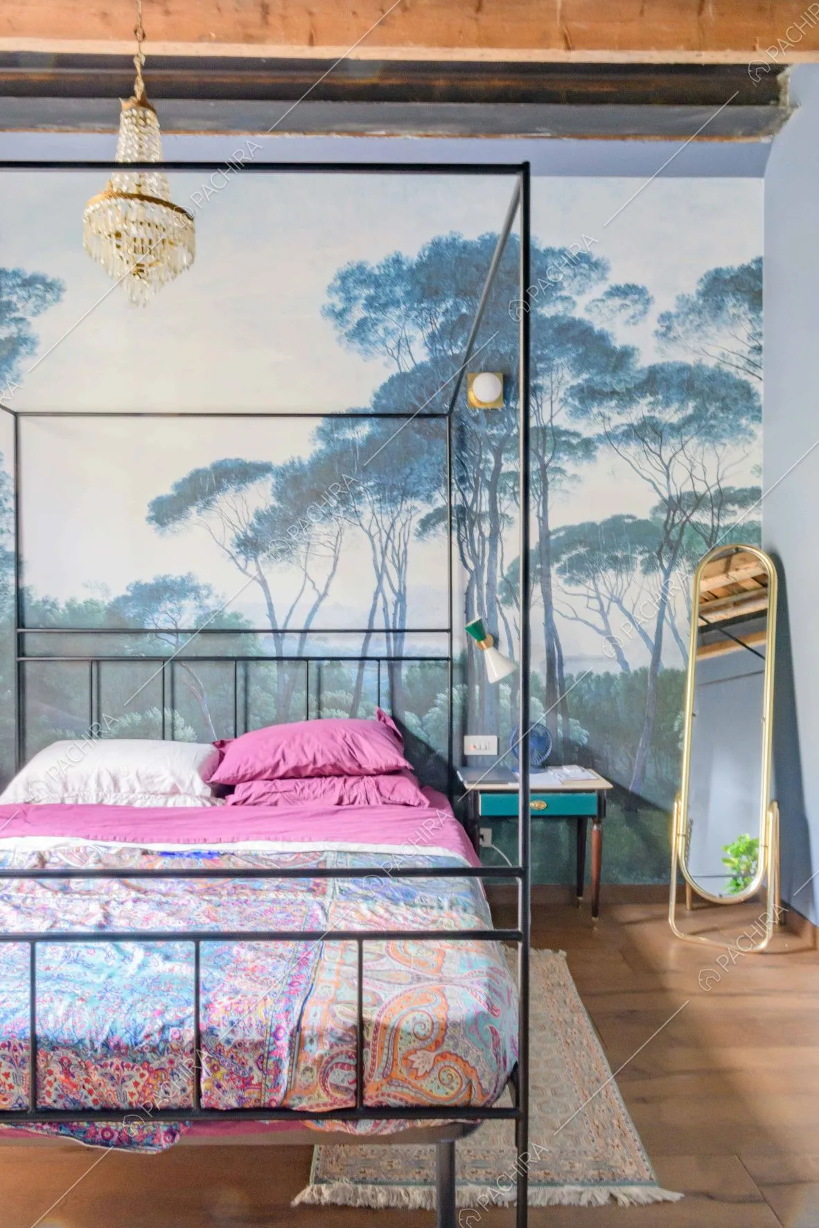 Camera da letto matrimoniale con baldacchino, carta da parati e pavimento in parquet di rovere
