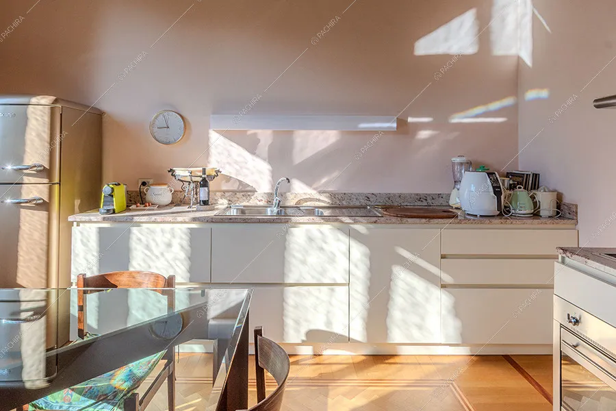 Cucina della villa Nitra, location in stile vintage a Milano