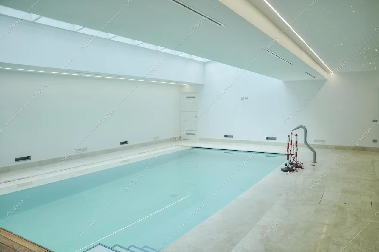 Piscina interna e lucernari sul soffitto della villa Caviale Rosa, location in stile moderno a Roma
