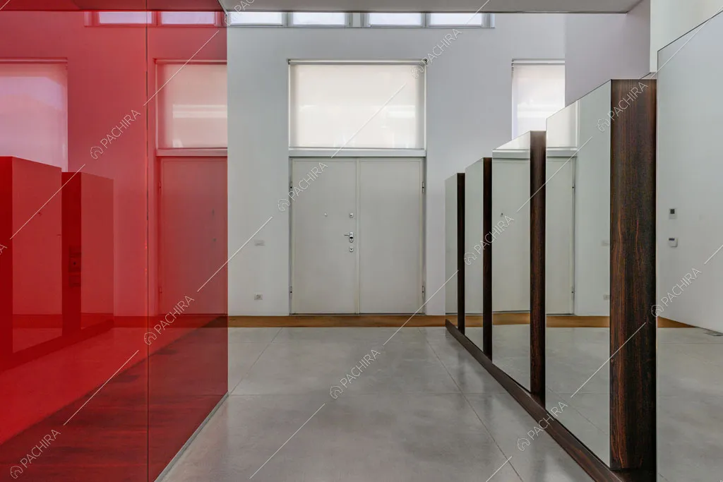 Corridoio del loft Inula, location in stile contemporaneo a Varese